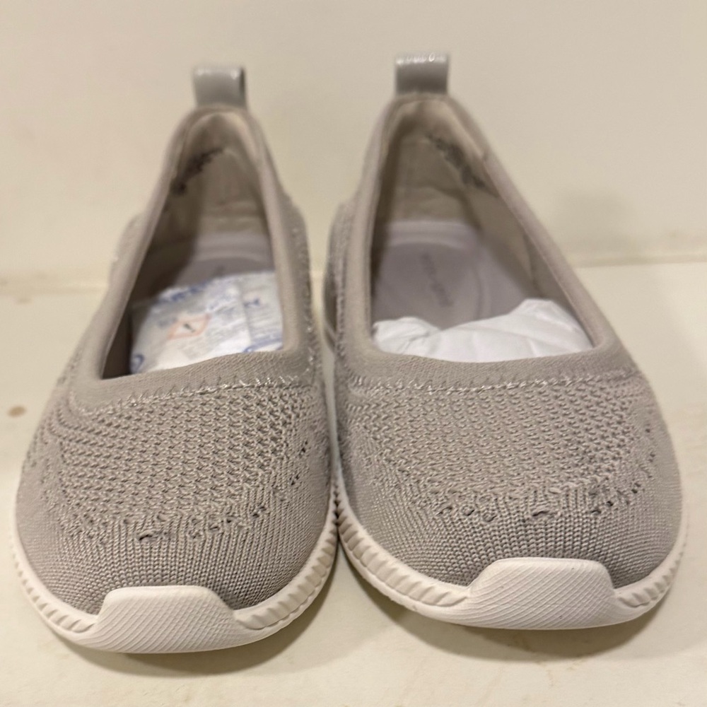 Easy Spirit Taupe Slip-On Shoes
SEGLITZ2 color
New in original box , never worn